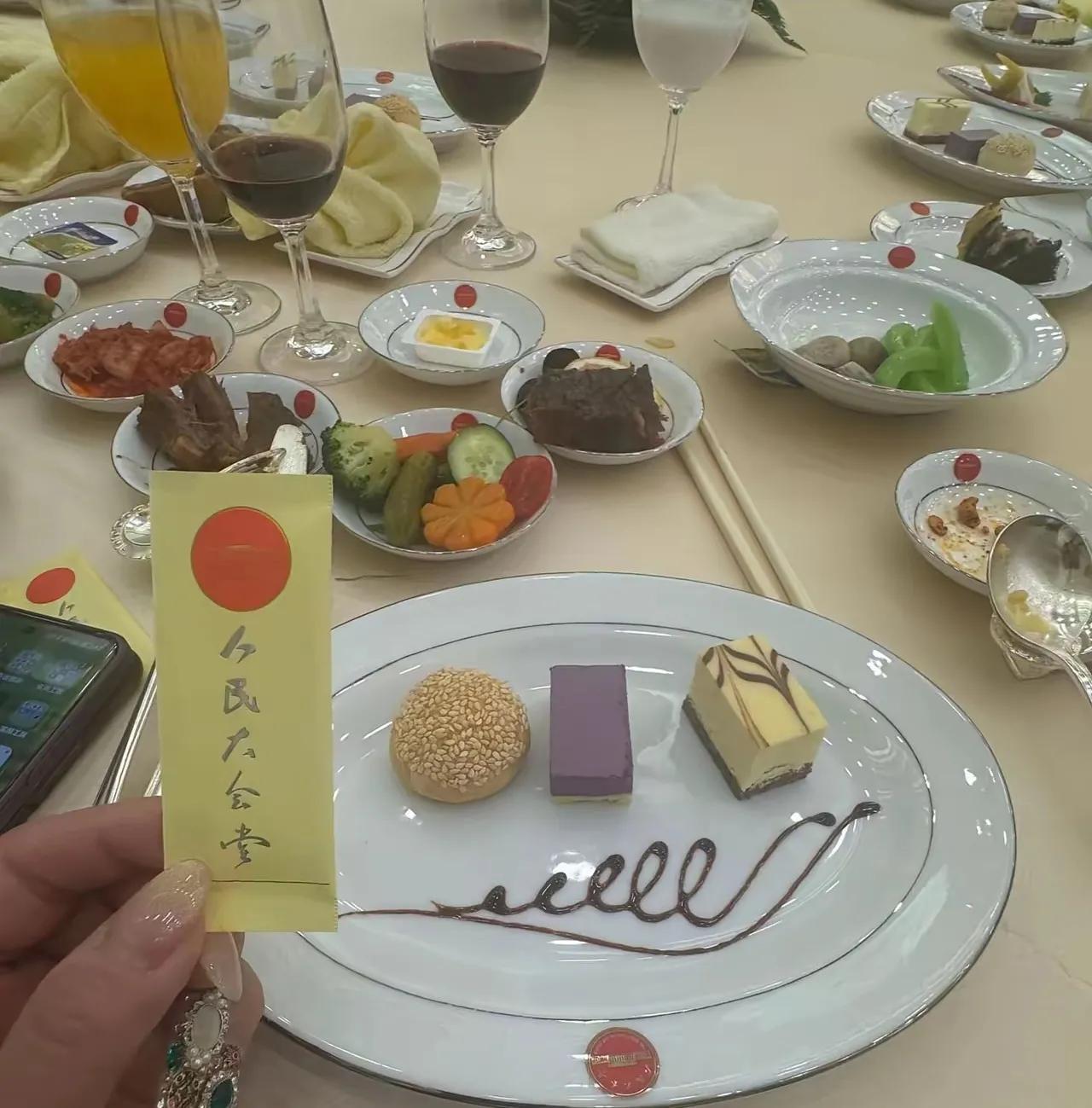 迎宾国宴上的中西餐菜结合。
