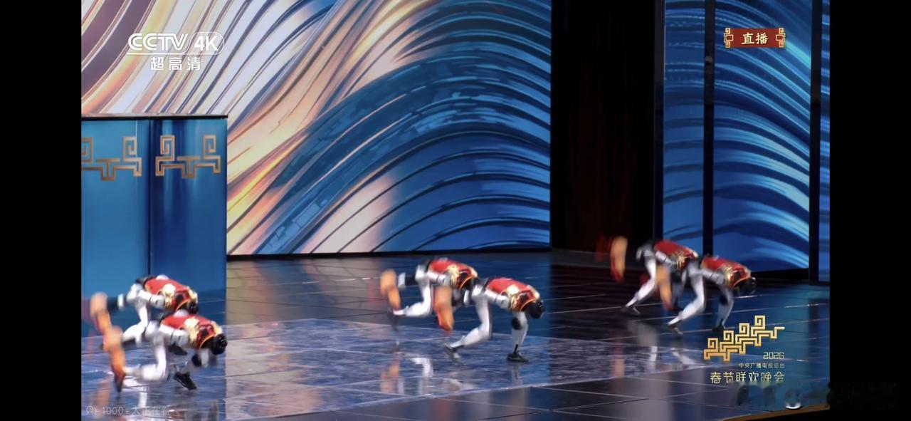 看到刚刚春晚上表演武术的机器人了么？汗毛都竖起来了！

起初表演小品的机器人似乎