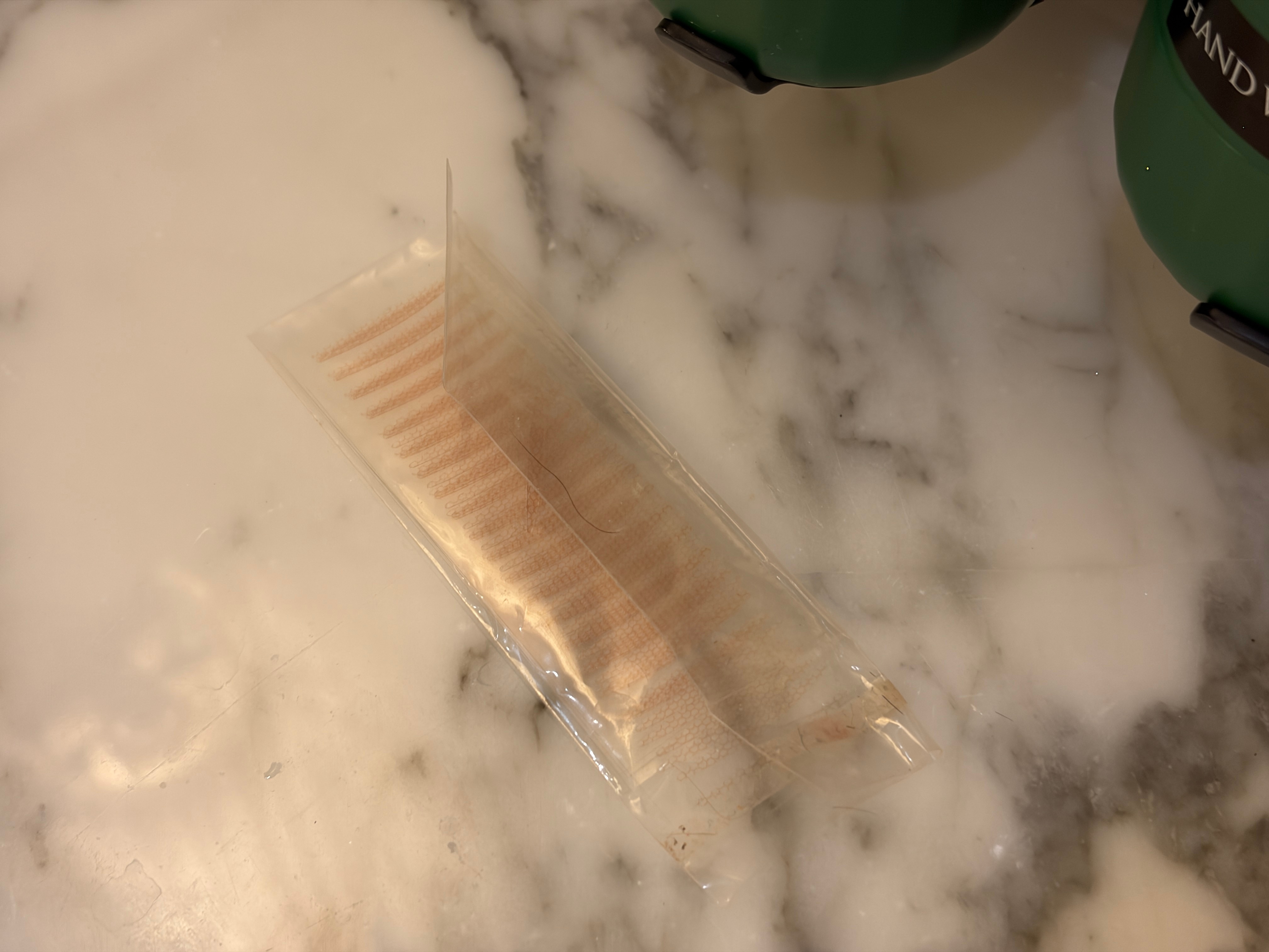 真的，绝了，这个酒店，各种毛发残留就不说了，居然还“免费赠送”我一套双眼皮胶带？