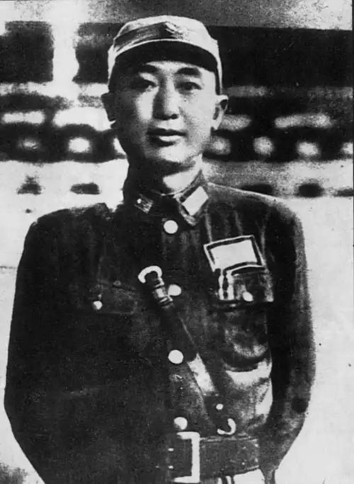 戴安澜牺牲后，
夫人王荷馨把抚恤金全捐了，
有人问她：
钱都捐了，
四个孩子怎么