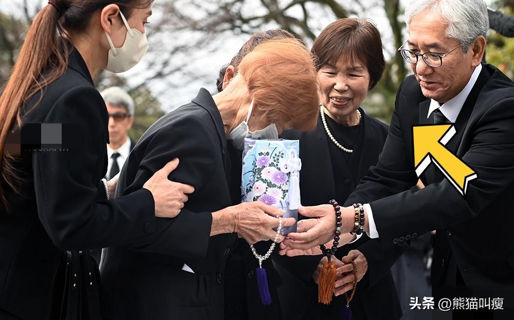 可为什么他们都在笑？

日本广岛市将一具在当年美国赏下的原子弹爆炸中无法辨认的遗