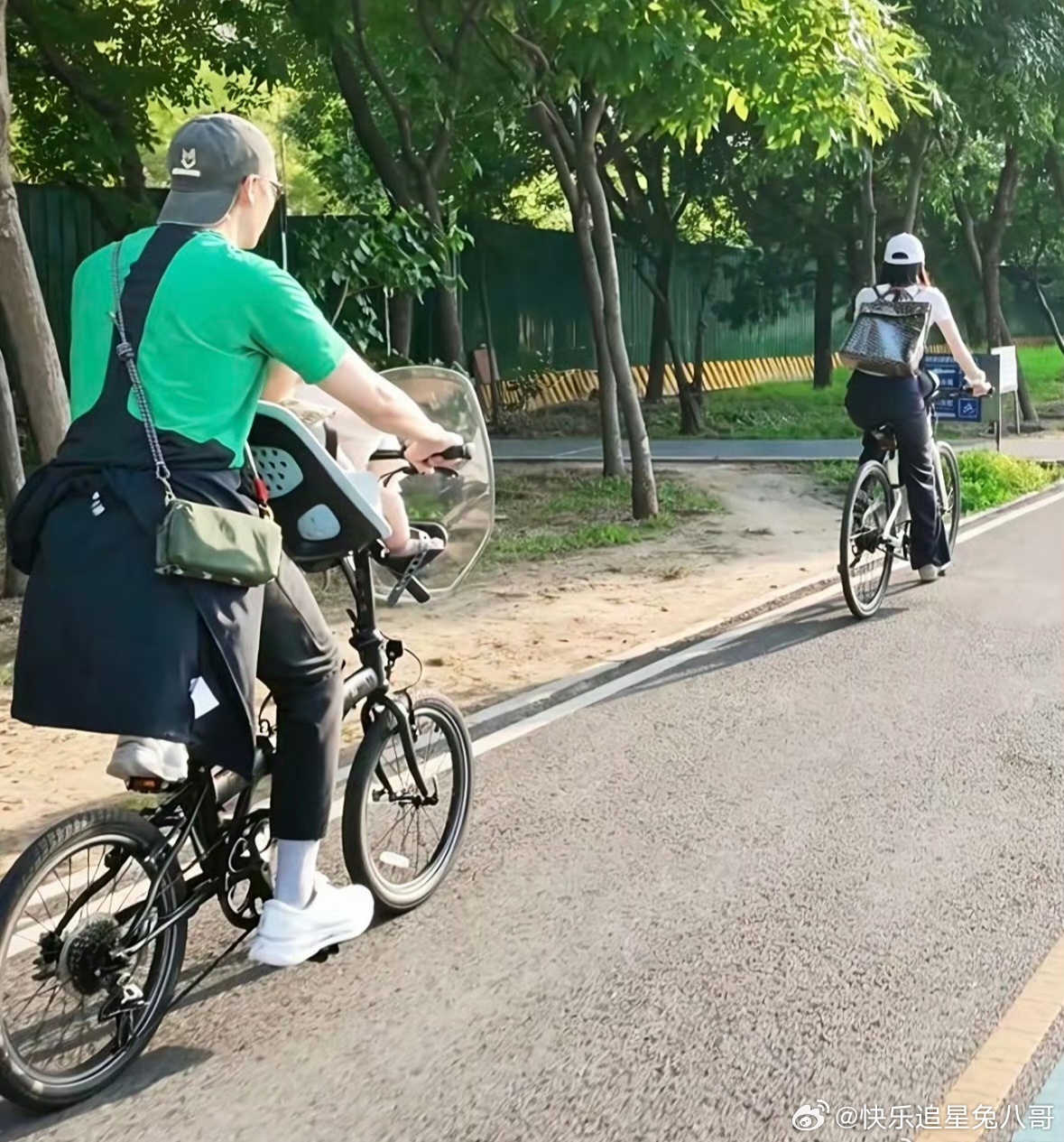 陈伟霆何穗带儿子骑车陈伟霆何穗带娃骑车 陈伟霆何穗带儿子骑车，一家三口温馨惬意惬