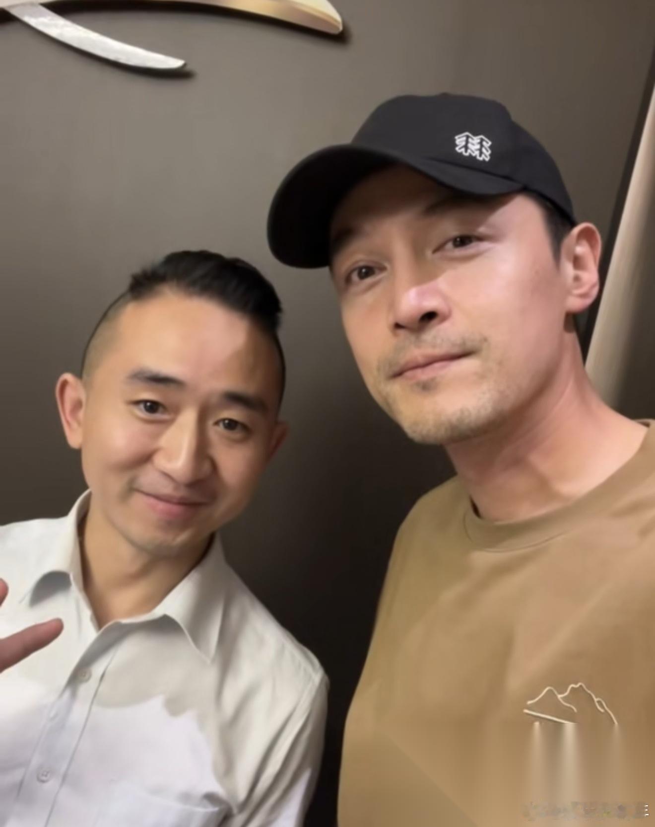 6月22日，重庆一火锅店老板称胡歌带着一家人到他的店里吃饭，本来这是胡歌私人行程