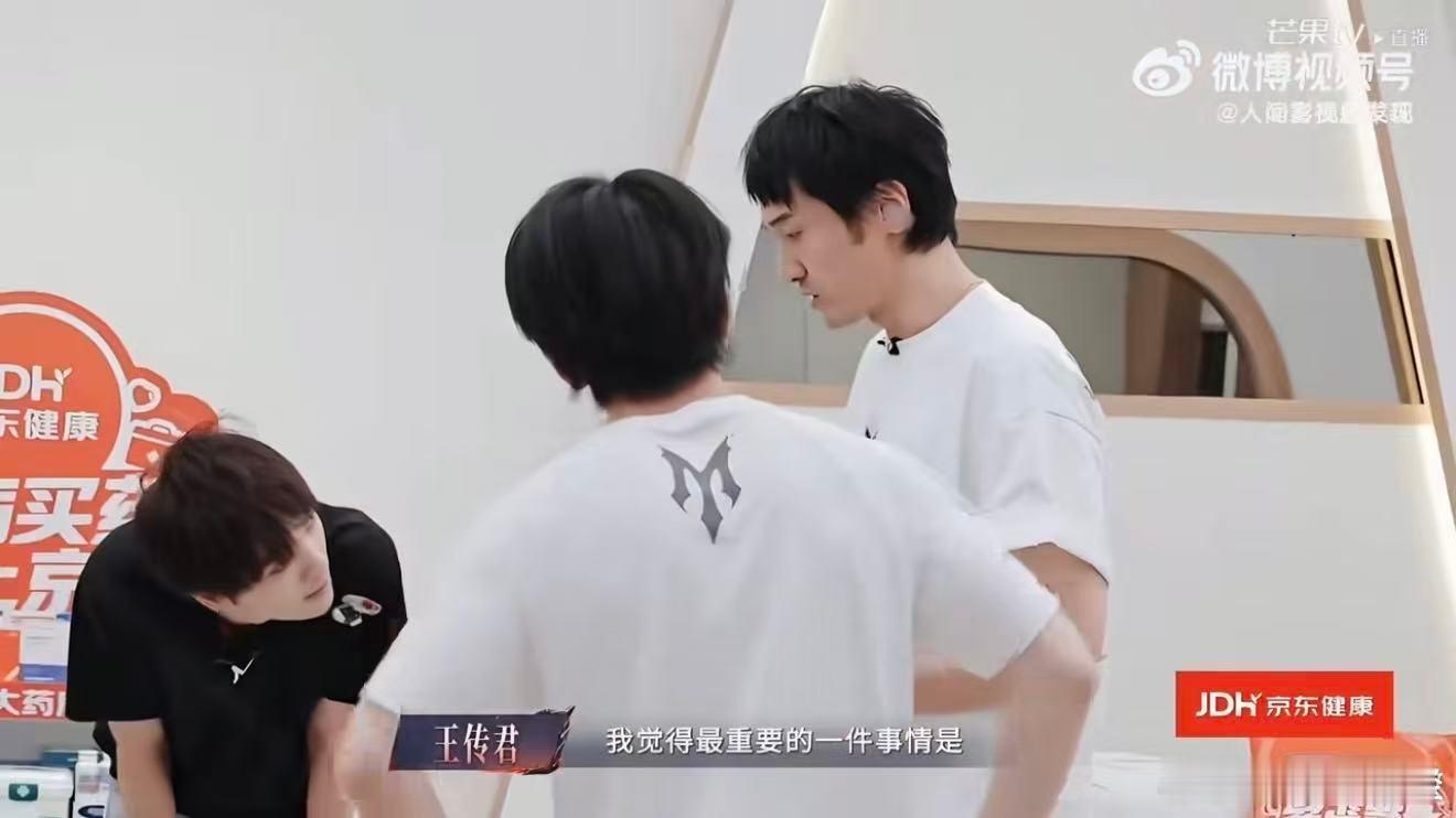 王传君给管健嘉晨叶润泽上小课✨后台悄悄开起小课堂，王传君细致拆解表演细节，管健嘉