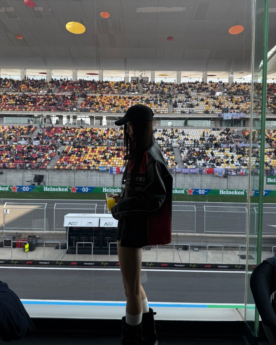 王霏霏穿赛车服简直绝配，这装备都可以去赛车了！王霏霏赛车服没有不帅的义务