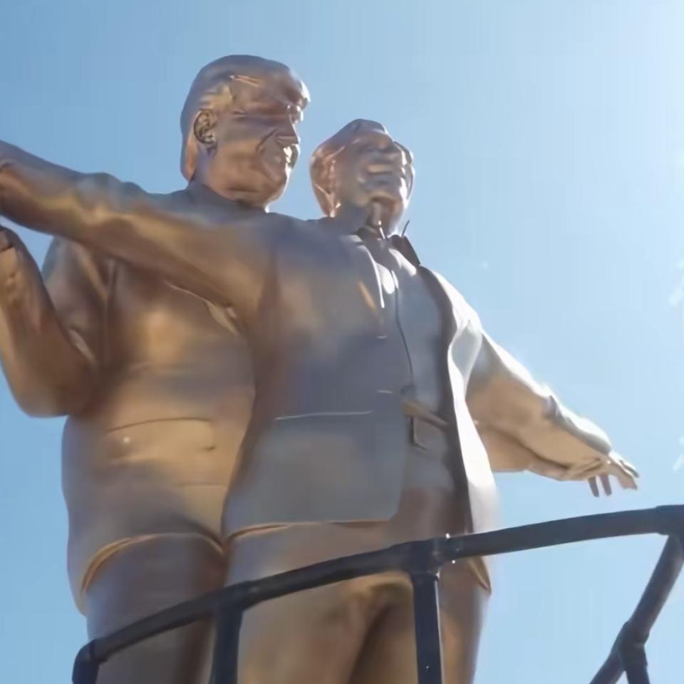 这是美国总统特朗普。和萝莉岛的岛主爱博斯坦两个人上演了一出爱情故事。那就是泰坦尼