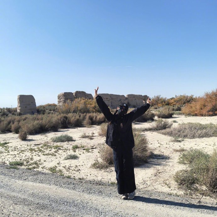 #杨幂旅行拍照姿势##杨幂旅行plog# 杨幂旅行plog有，是旅行的拍照姿势一