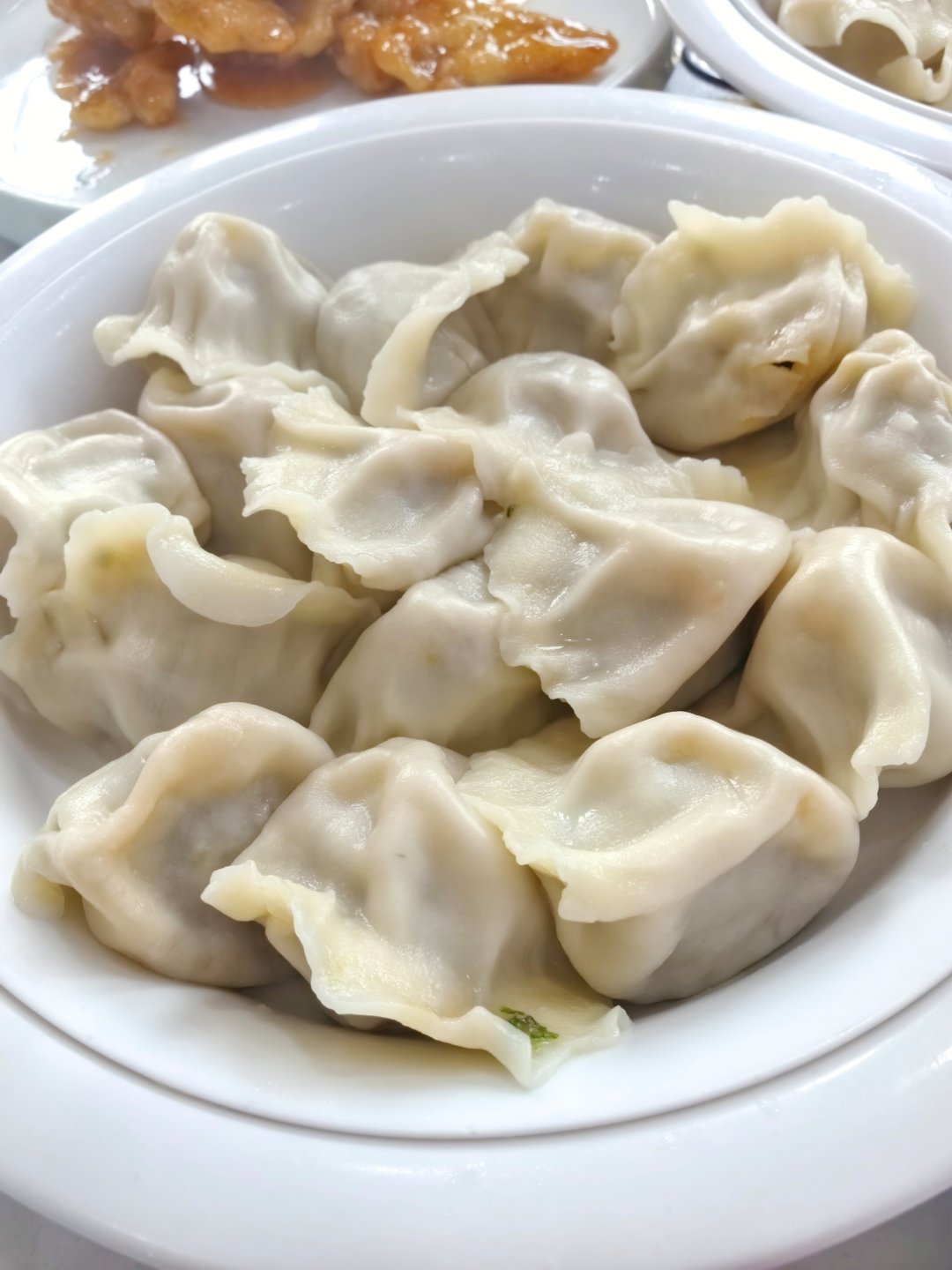 串完亲戚完事~今天大年初五，破五是吃饺子的日子，开吃~锅包肉真好吃😋还有乾隆白