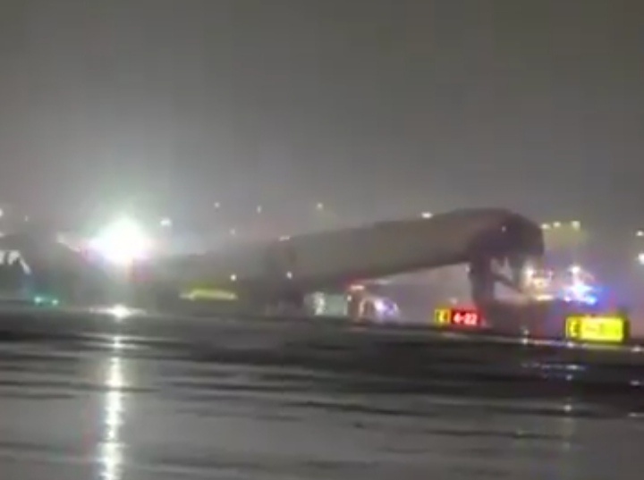 纽约市拉瓜迪亚机场滑行道上，爵士航空646号航班CRJ900客机与一辆消防车相撞