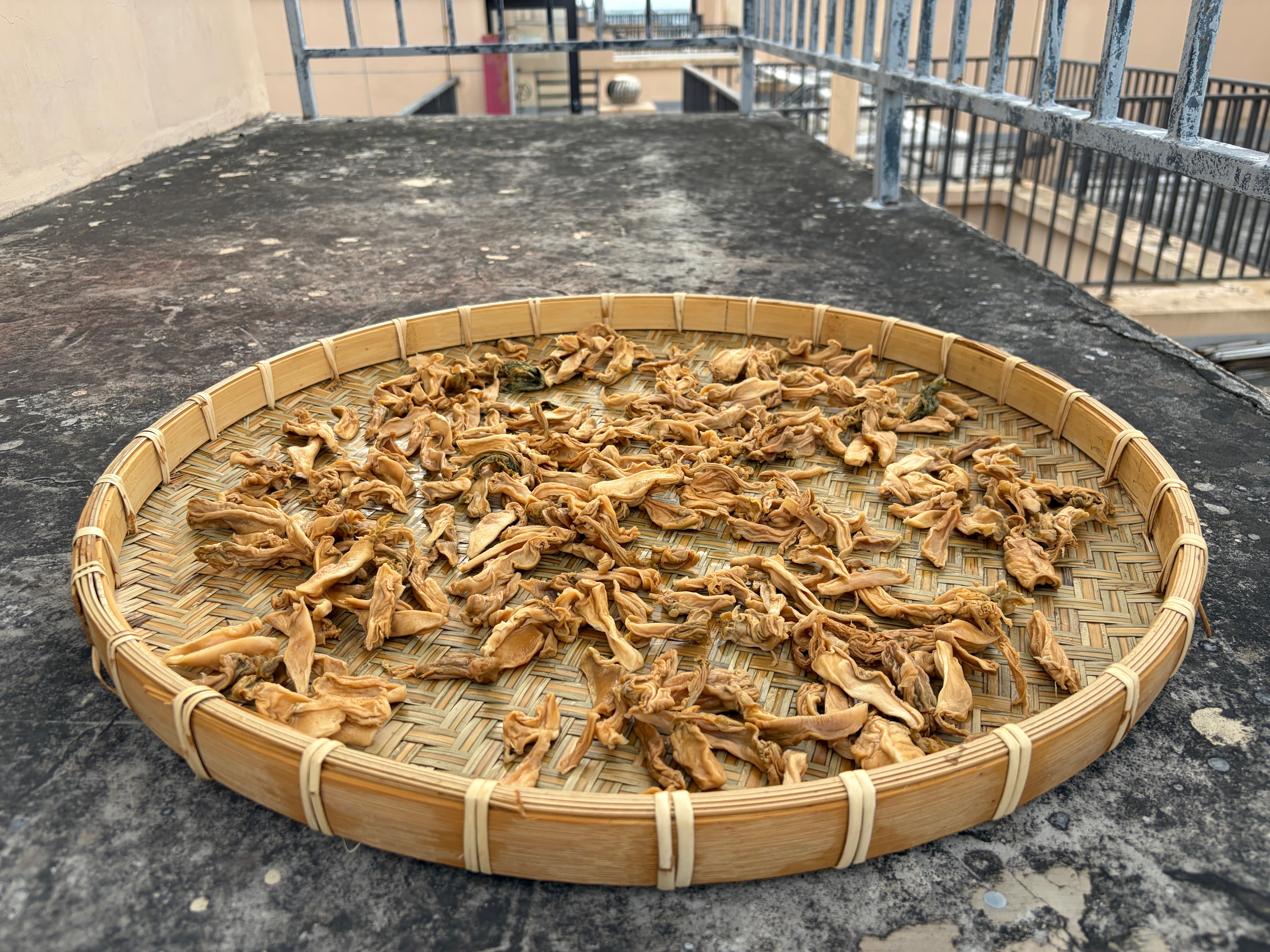 萝卜干发霉了，洗洗再晒干 