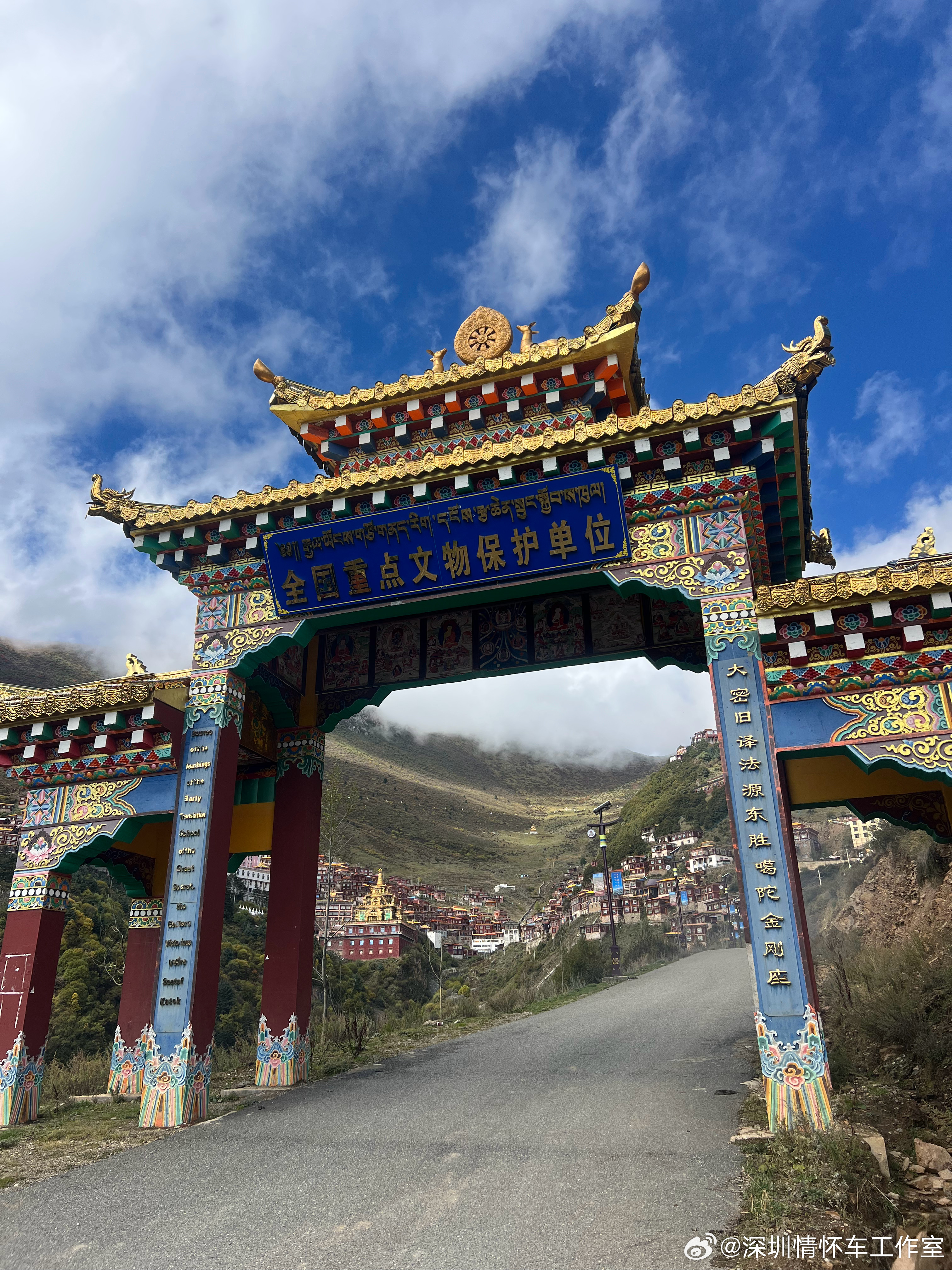 噶陀寺位于四川省甘孜藏族自治州白玉县河坡地区白龙沟多尼山山腰，海拔约4800米，