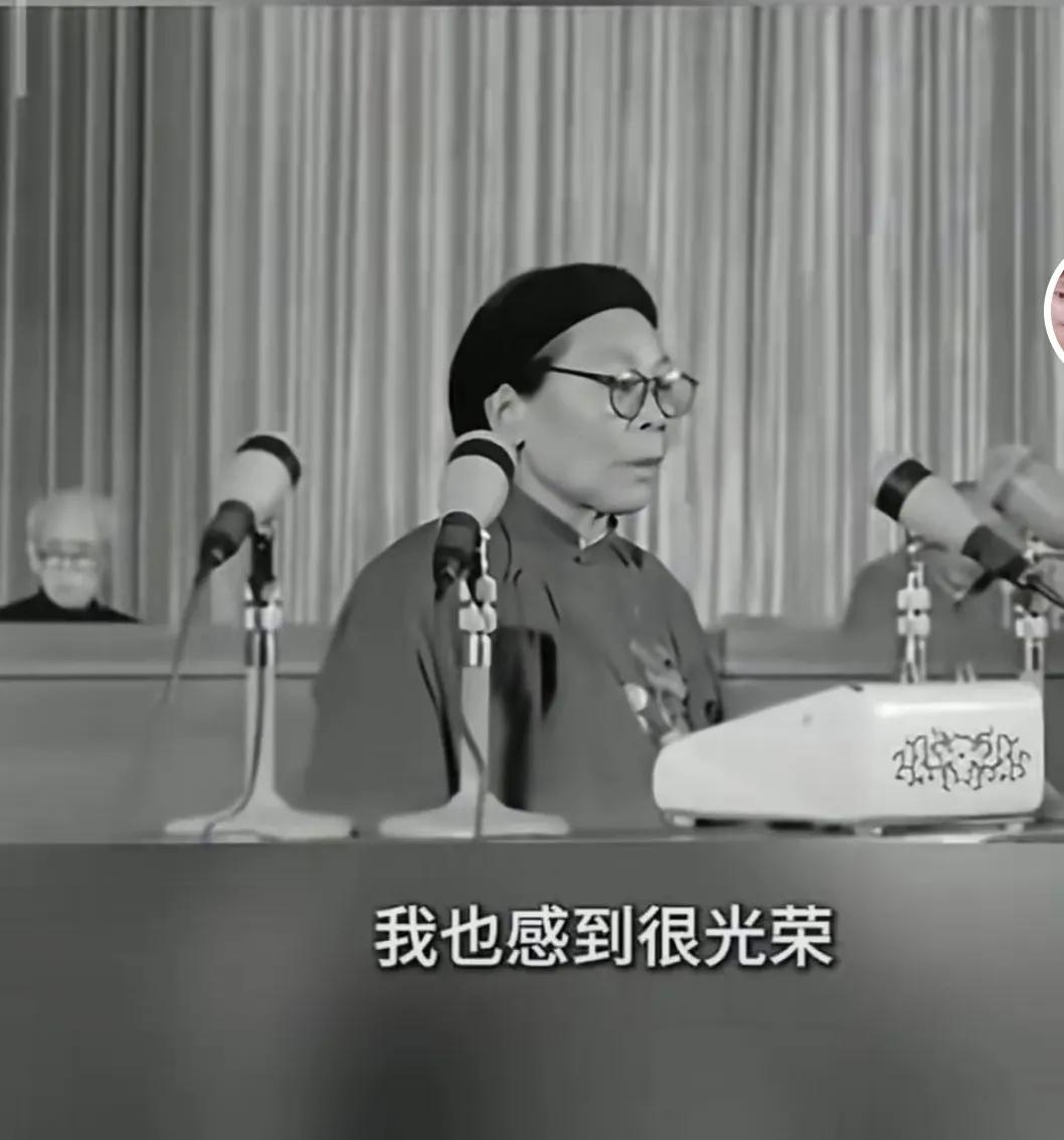 一个是英雄黄继光的母亲，一个是烈士毛岸英的父亲，黄妈妈在大会上作报告，毛主席静静