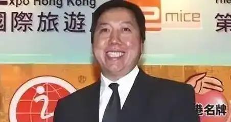 求锤得锤！支持乱港的“二世祖”亲手毁掉家族企业，作为诋毁爱国人士的面包巨头，亲手