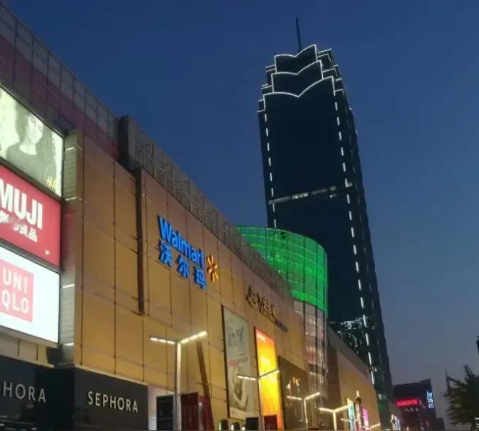 保定这些年商业版图扩张越来越大，东西南北中全面开花。
 以裕华路为中心的老城区，