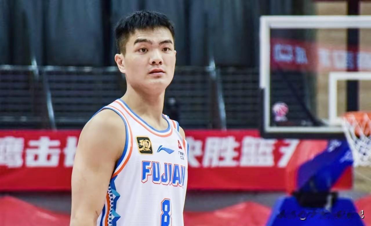 防守动作太大，黎伊扬被驱逐！
今晚福建主场对阵山东男篮，黎伊扬因在比赛中做了危险