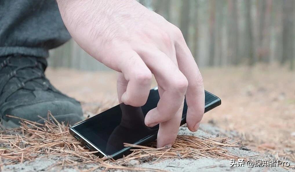 地上有一部手机，你捡还是不捡？
北京周先生捡到手机，打算归还失主，未归还前却再次