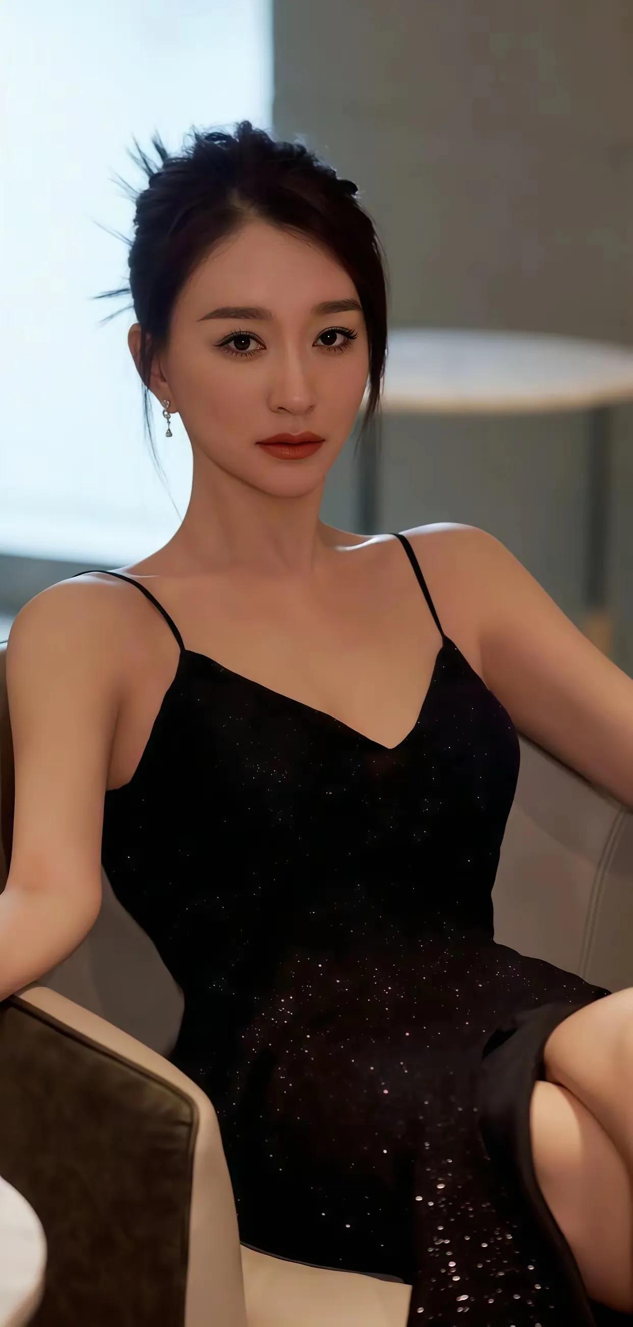 李小冉这套黑色闪片吊带裙真的太绝了！简简单单的细吊带，V领加上高开叉，没有乱七八