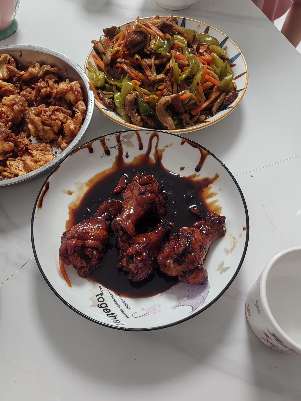 午饭吃的晚，晚饭把米饭，豆沙包，枣馒头热热，熬的大米粥。没做新菜，下午三点炒的鱼