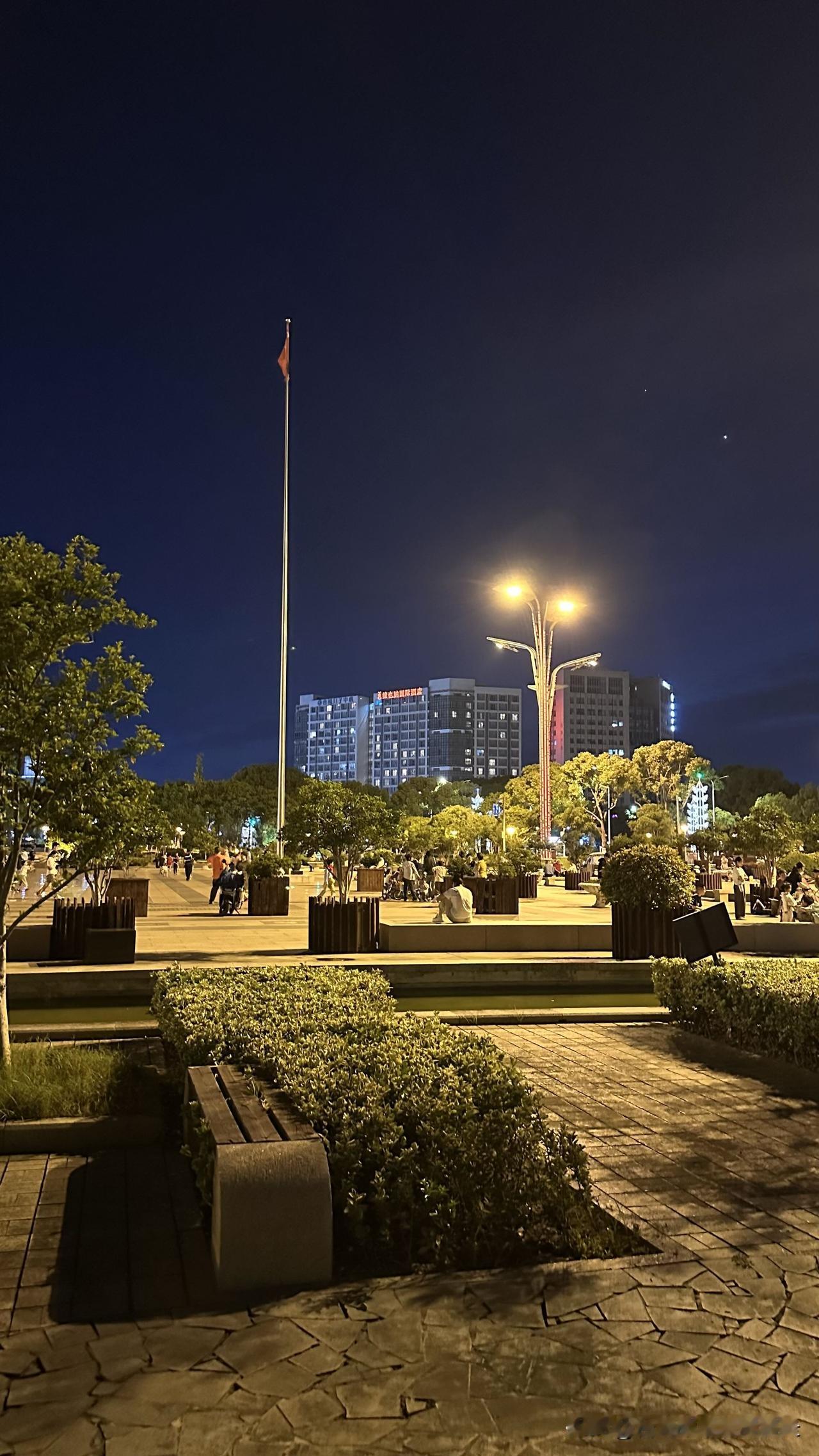 台北人在苏州，刚外出遛狗，发现附近公园的广场舞群及露天卡拉OK被禁止了，这让我有