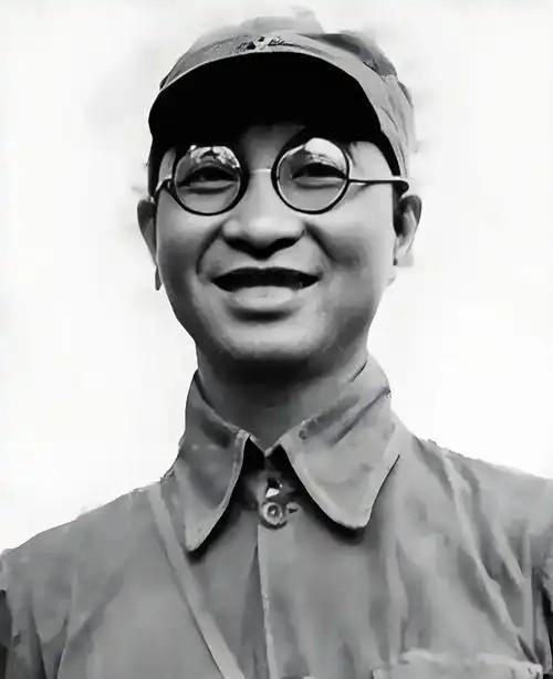 1927年，陈赓腿伤住院休养，在他熟睡时，一个姓李的护士悄悄凑到耳边，让他赶紧撤