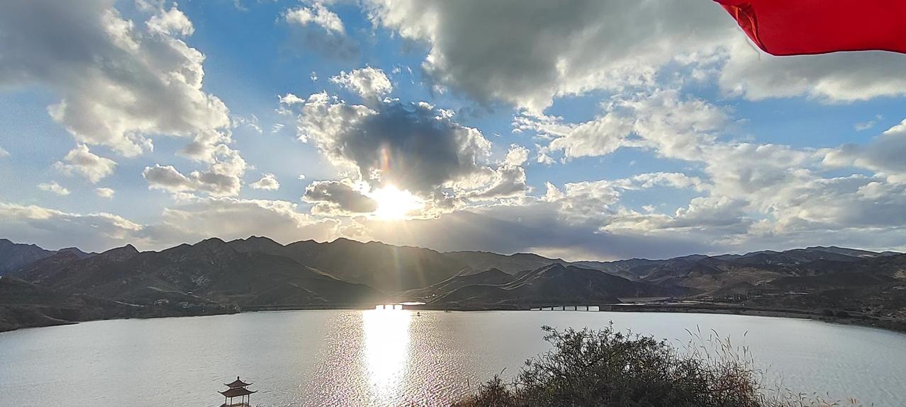 夏天还有比蓝天白云、碧水青山更美的景致吗？那处处都洋溢着蓬勃的、充满活力的生命气