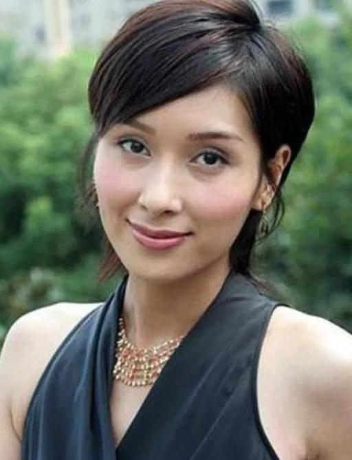 2001年，40岁上海富豪周正毅对27岁的杨恭如一见倾心，于是疯狂追求，豪掷30
