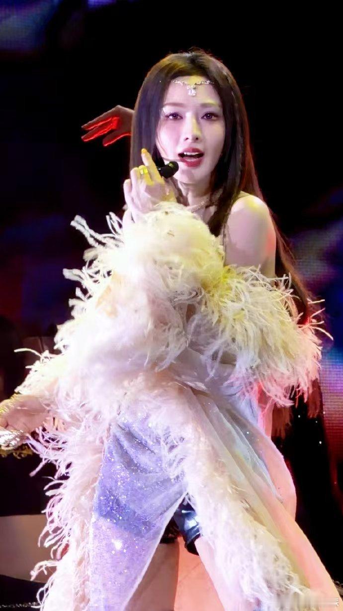 彭小苒一边唱一边哭 生日会现场直接唱哭！彭小苒这状态太真实了，用心唱歌的样子真的