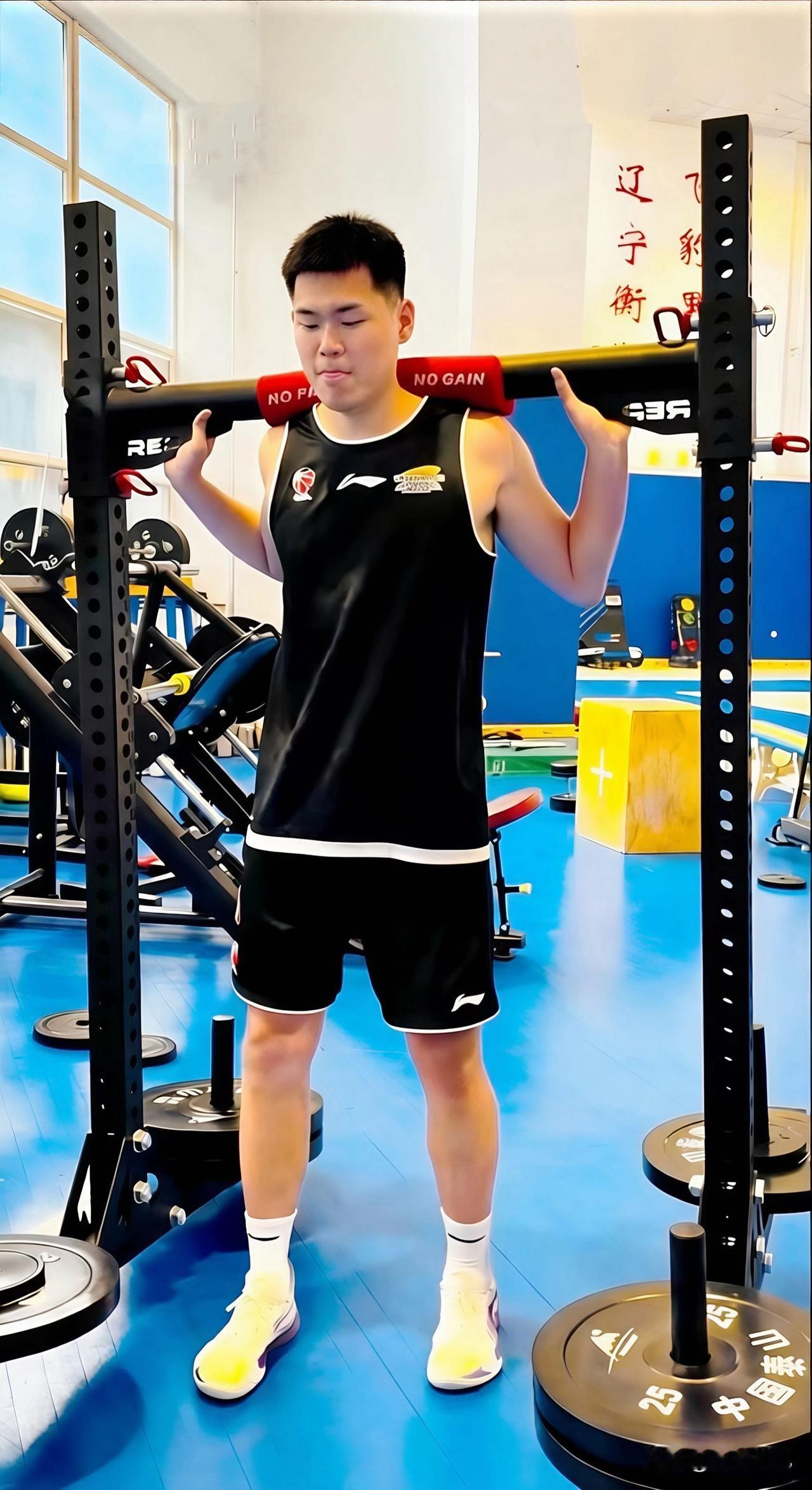 四月，归辽即练，蓄力前行，当篮球撞击地板的清脆声响，再次回荡在辽宁男篮的训练馆内