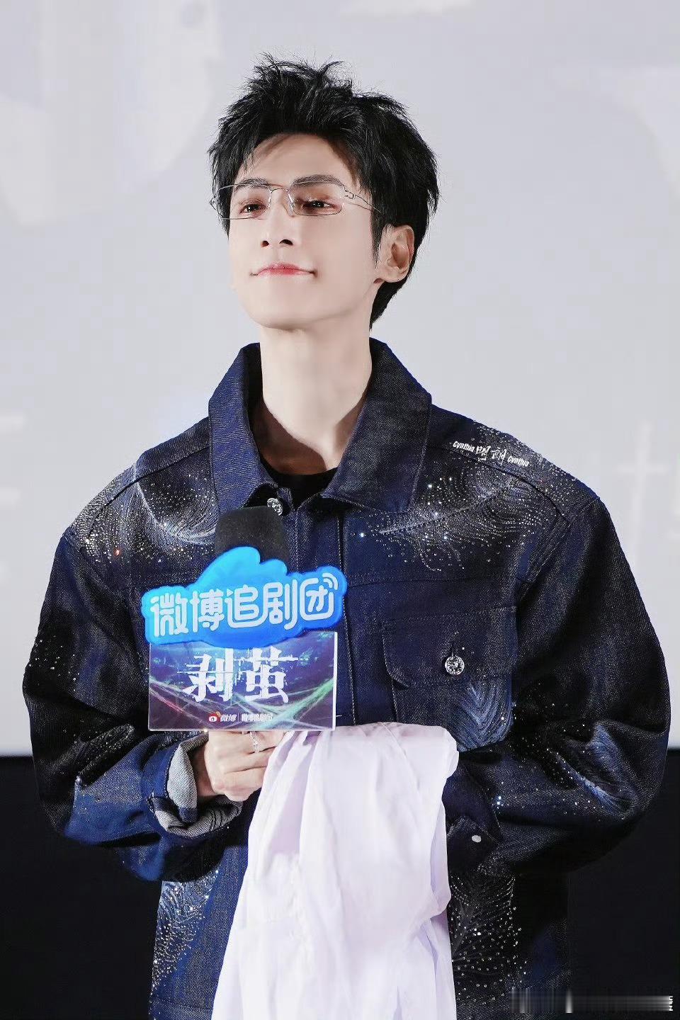 幸好喷的是蝴蝶不是蜘蛛剥茧直播的喷蝴蝶环节也太惊喜了！罗云熙被突然袭来的彩带吓一