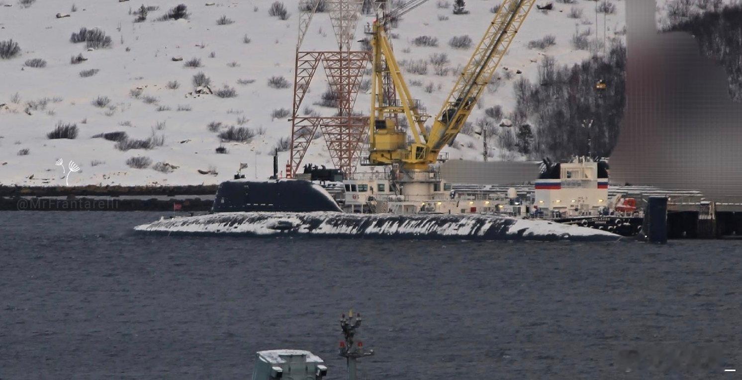 K-562“阿尔汉格尔斯克”，北莫尔斯克。岸上有两处被打码，不知是什么。此艇为亚