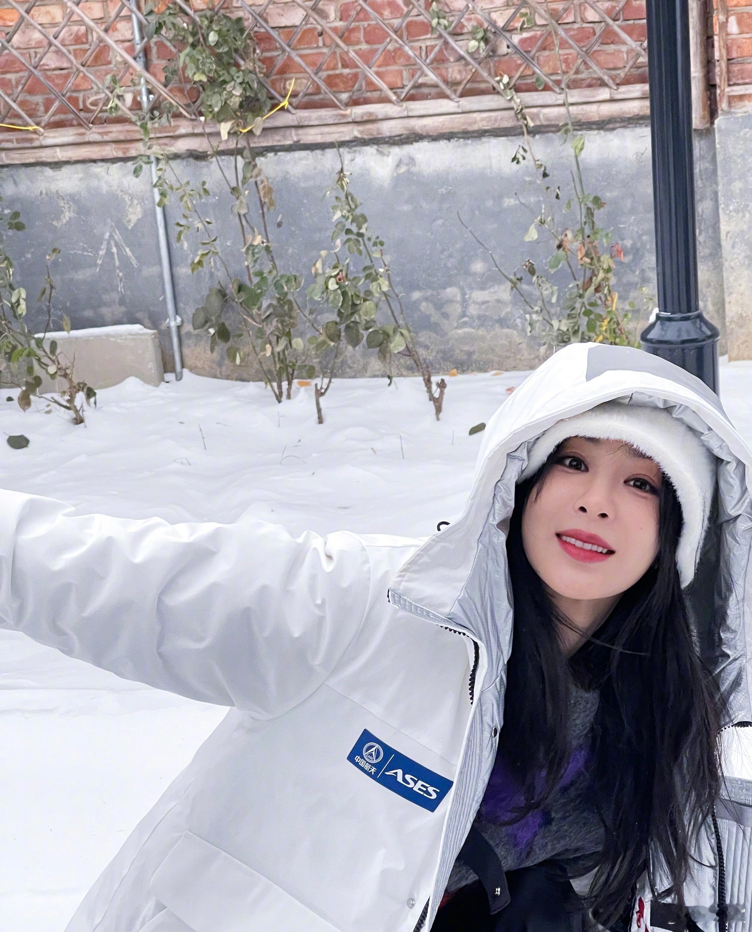 #杨紫雪地甜美出图# 杨紫今日雪地出图，好美！像一朵雪花❄️ #杨紫穿中国航天羽