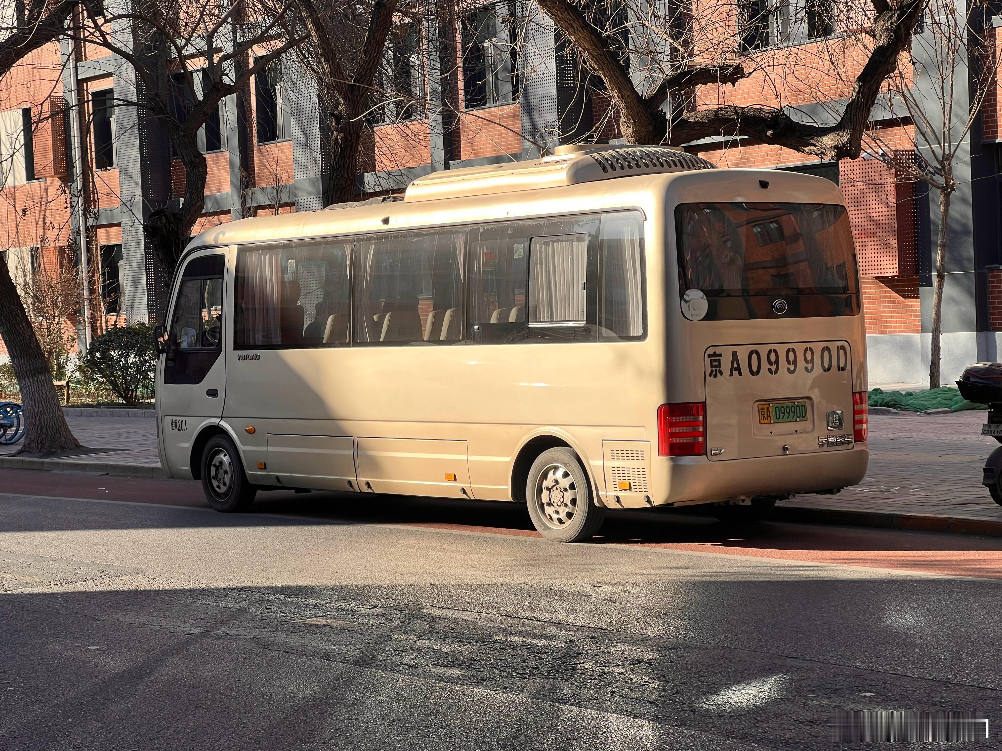 每次都觉得这个车好幽默，考斯特形态，然后用这个小单后轮…… 