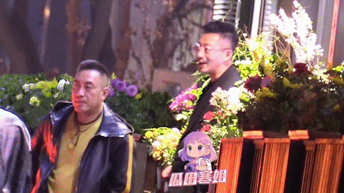 汪小菲喜得三胎后首现身 汪小菲和朋友一起聚餐吃饭，看起来喝了不少。用餐结束后，汪