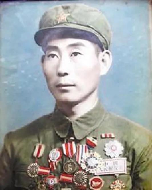 1948年，平津战役夜行军，小战士平太信半路请假解手，意外撞见一个戴钢盔的黑影，