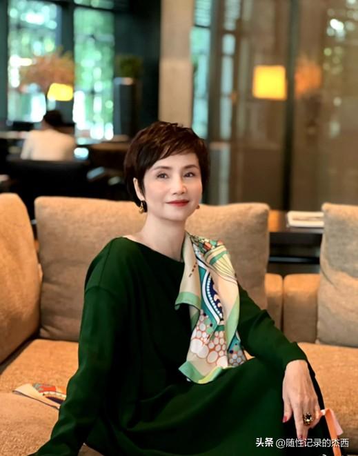 央视中文国际频道女主播徐俐老了之后还是挺有气质的，笑起很甜，温婉动人，颜值不输倪