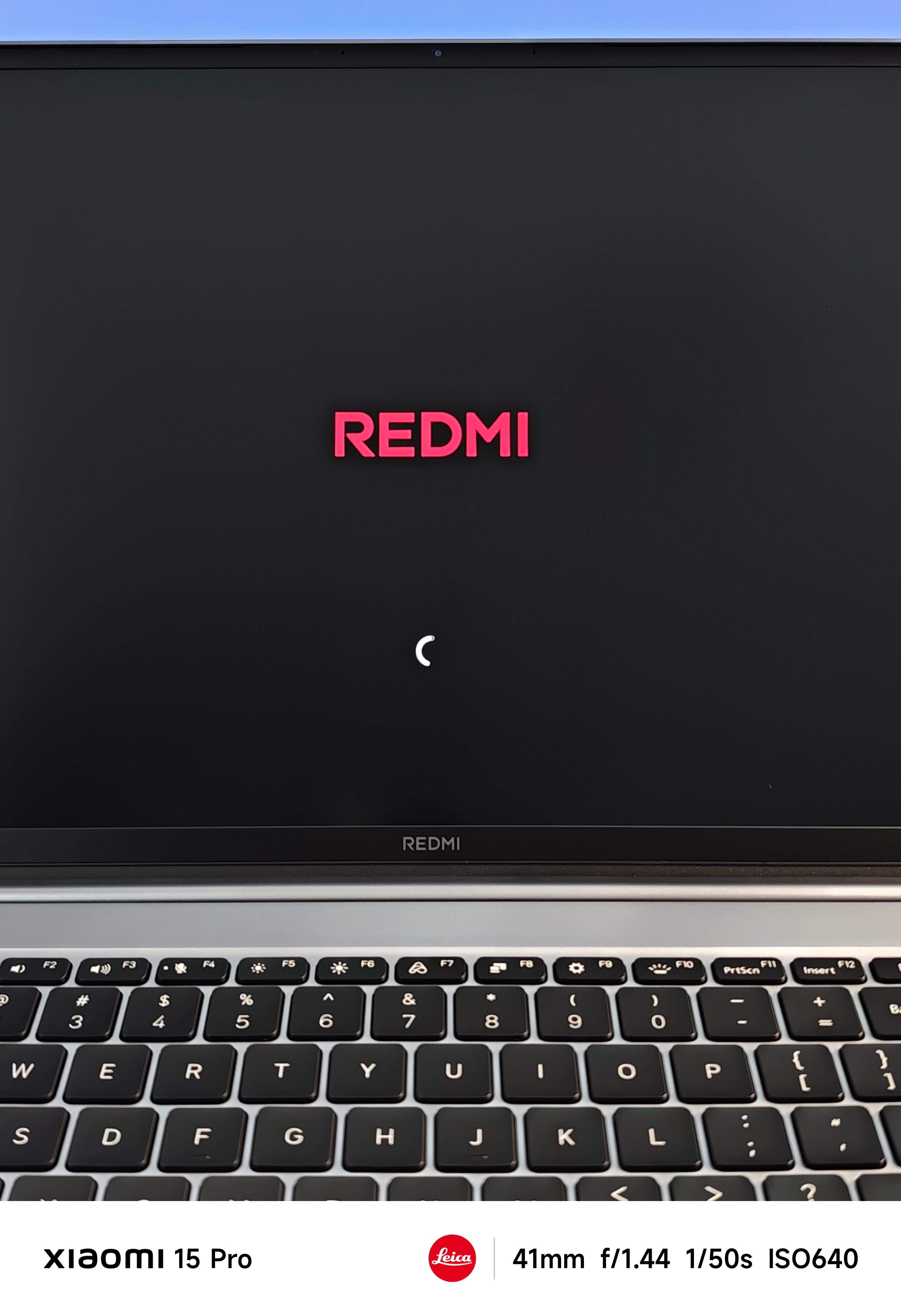 Redmi笔记本到了，这个开机LOGO不错，全新的红色品牌标识REDMI开机后默