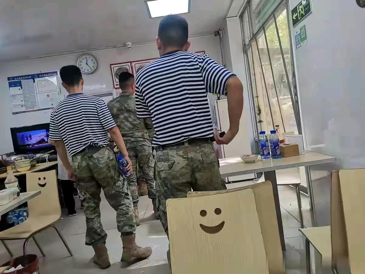 太感动了！浙江一间饭店有几个路过的军人进去吃饭，令人万万想不到的是，他们几个军人