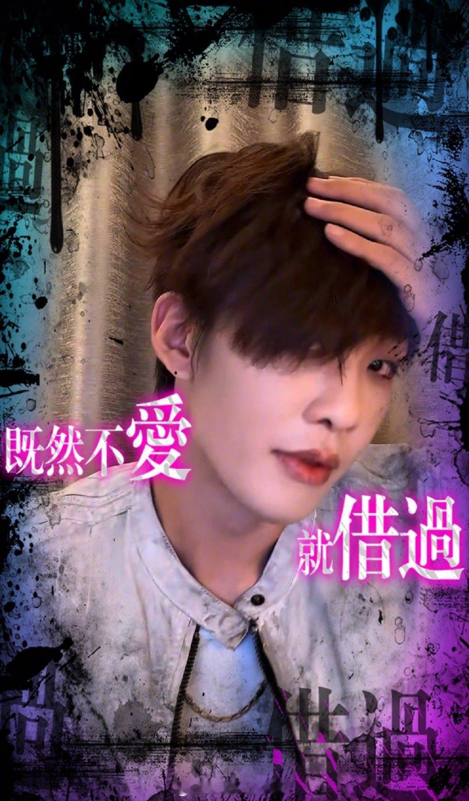 野子哥这是要把千禧年葬爱家族复兴重任一肩扛啊！顶着赛博朋克爆炸头在直播间表演魔法