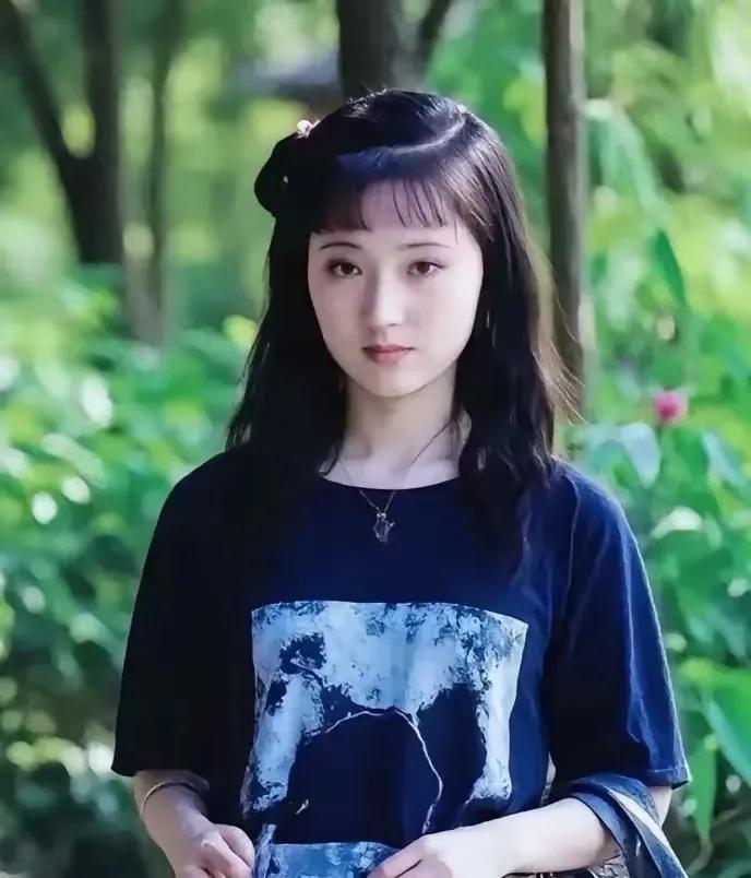朋友给我一张照片，让我猜猜这是谁？
我看了，马上脱口而出说，这是林黛玉哇，但看着