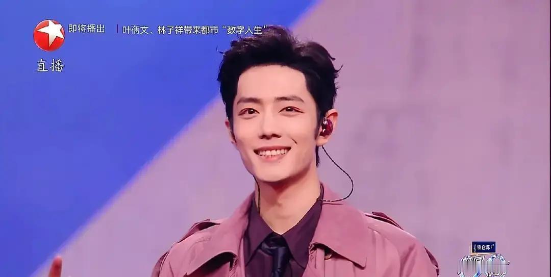 六年红海没散场
 
风衣一撩，灯牌全亮。那晚他站在升降台，像把六年前的自己拎出来