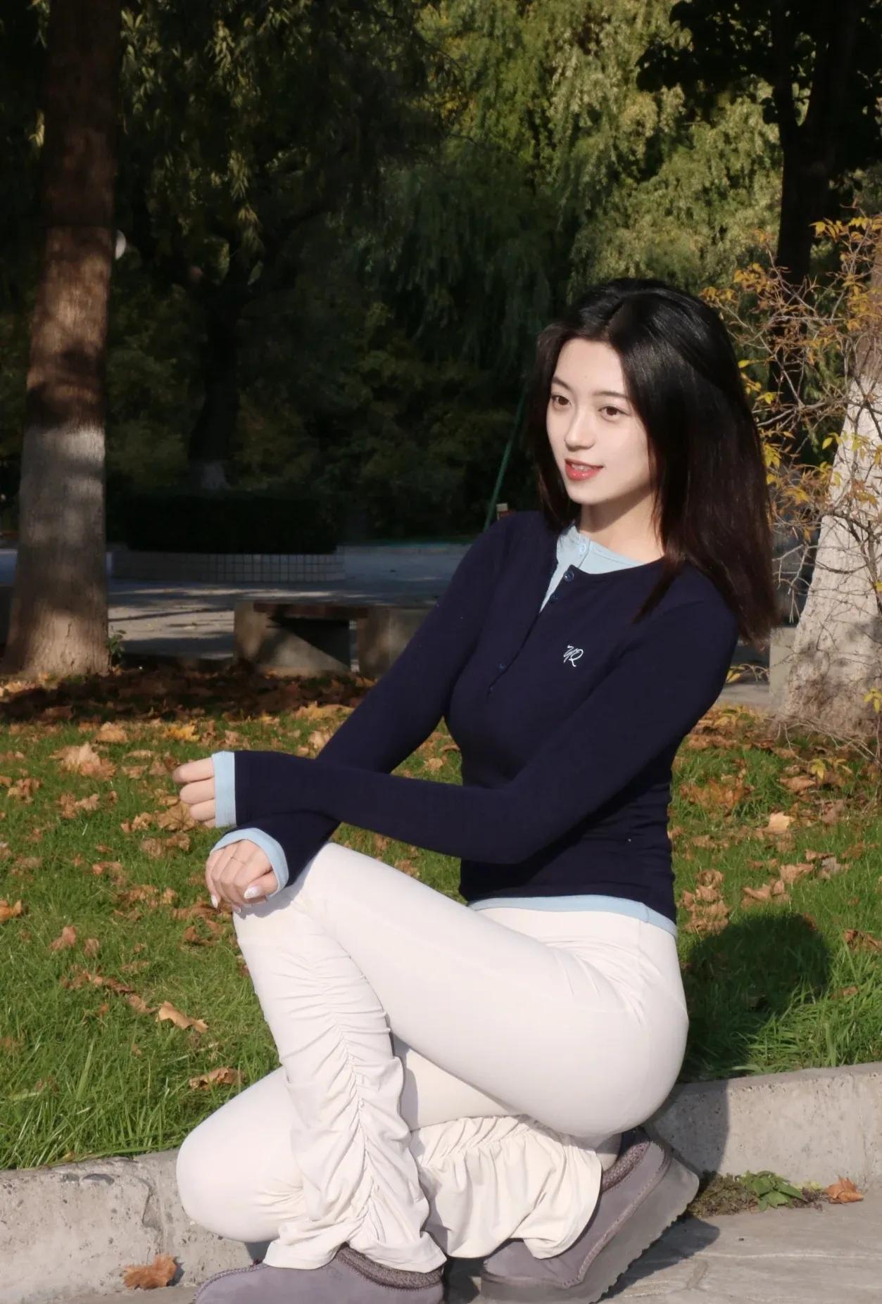 秋风起，落叶舞，美人倚树笑，这画面简直美到让人窒息。就像李白乐府诗里那些灵动的女