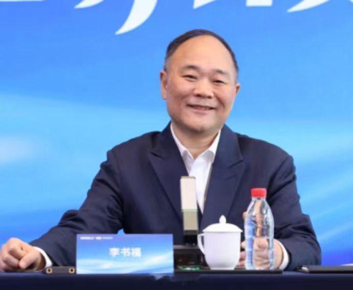 荣耀高管称张雪是年轻版的李书福 今天车圈又刷到个有意思的事，荣耀高管直接说，张雪