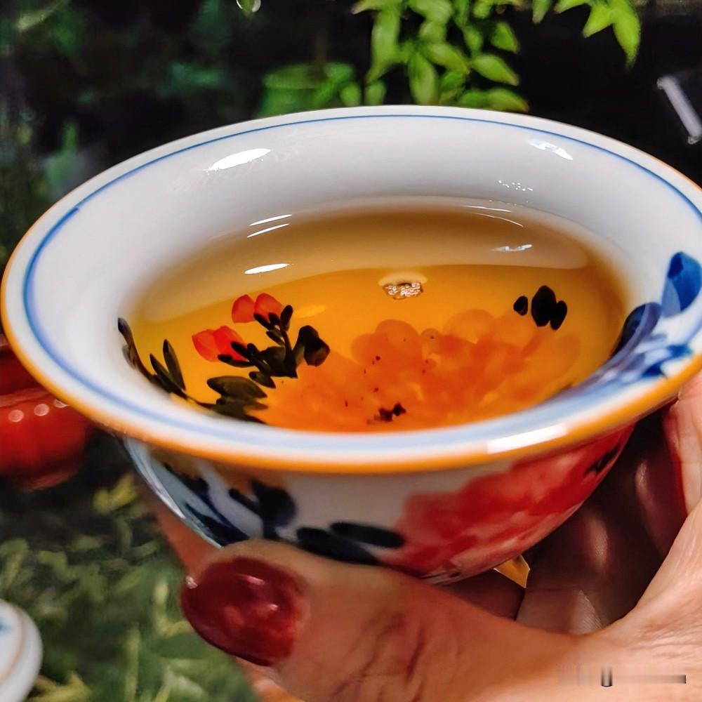 《茶砺天成·鹧鸪天变体》
沸水百腾茶始灵，浮沉辗转味方清。煎熬莫惧尘波苦，淬炼方