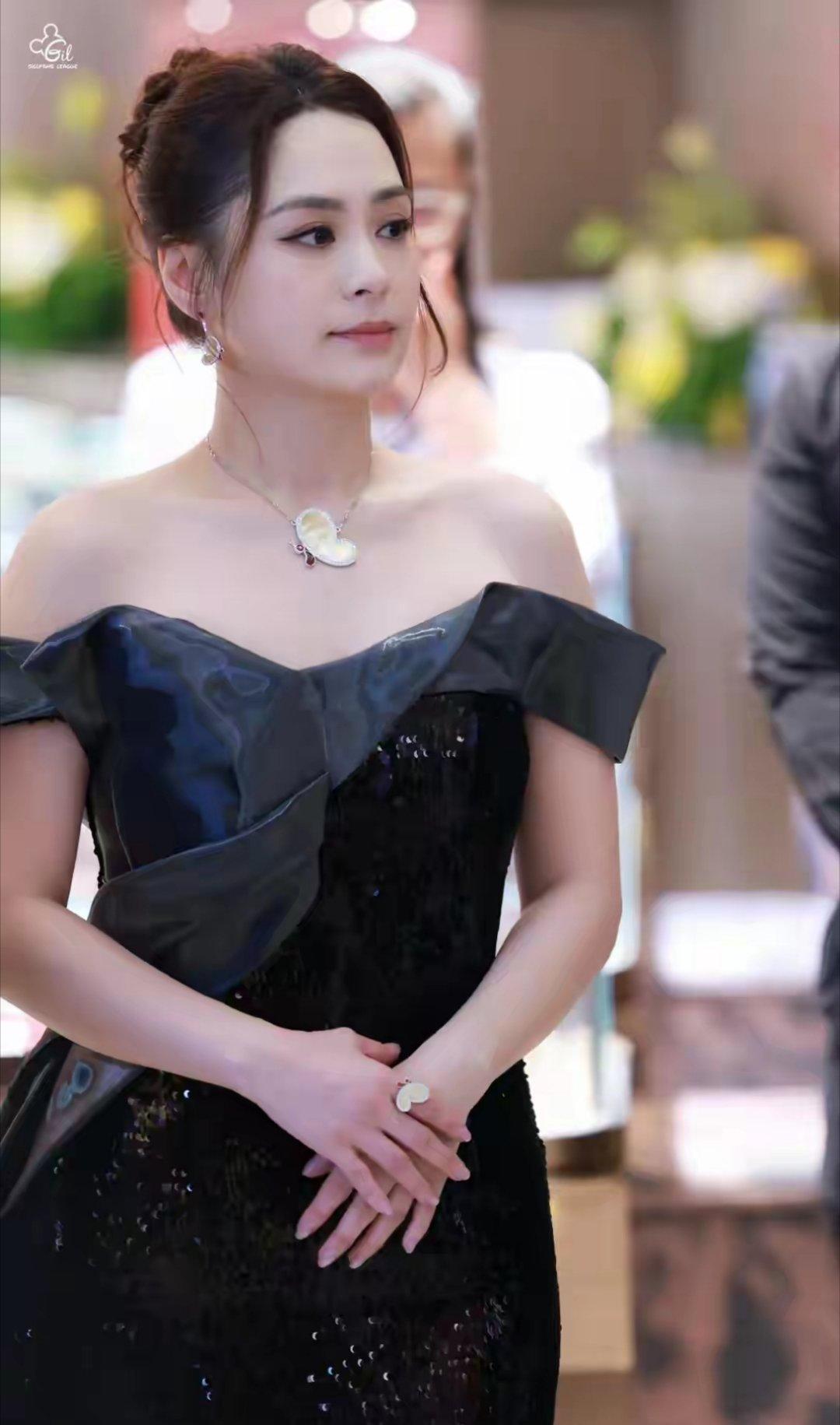 阿娇亮相英皇珠宝活动，一袭黑裙优雅迷人，她瘦身后又美回去了 ​​​