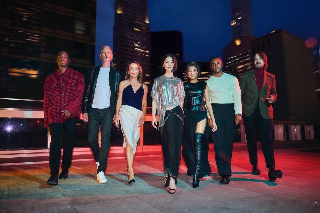 #艾米丽在巴黎#剧组的纽约时尚大片，该剧已获续第五季。 ​​​