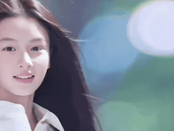 在天赋面前努力一毫不值，
这个天赋指的不是才华，也不是智商，而是得天独厚的美貌，