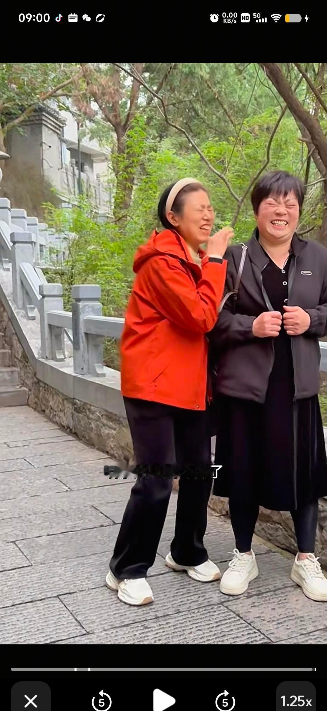 段阿姨直播间一开口，全网都笑了。
跳舞不喊口号，撒娇不装嫩，五十多岁比二十岁还会