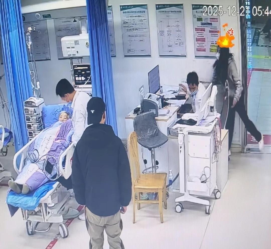 怪不得医生没人愿意干了，这就是原因。
四川西昌某医院。
凌晨5点多，女子和朋友来