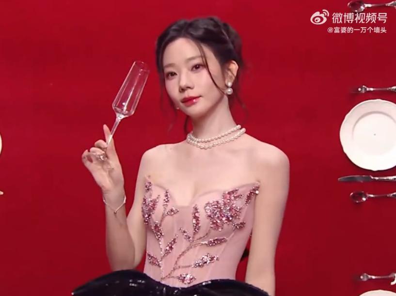 内娱好久没这么全面的红毯了 这场红毯简直是内娱复兴的信号弹！从舞台表现到采访互动