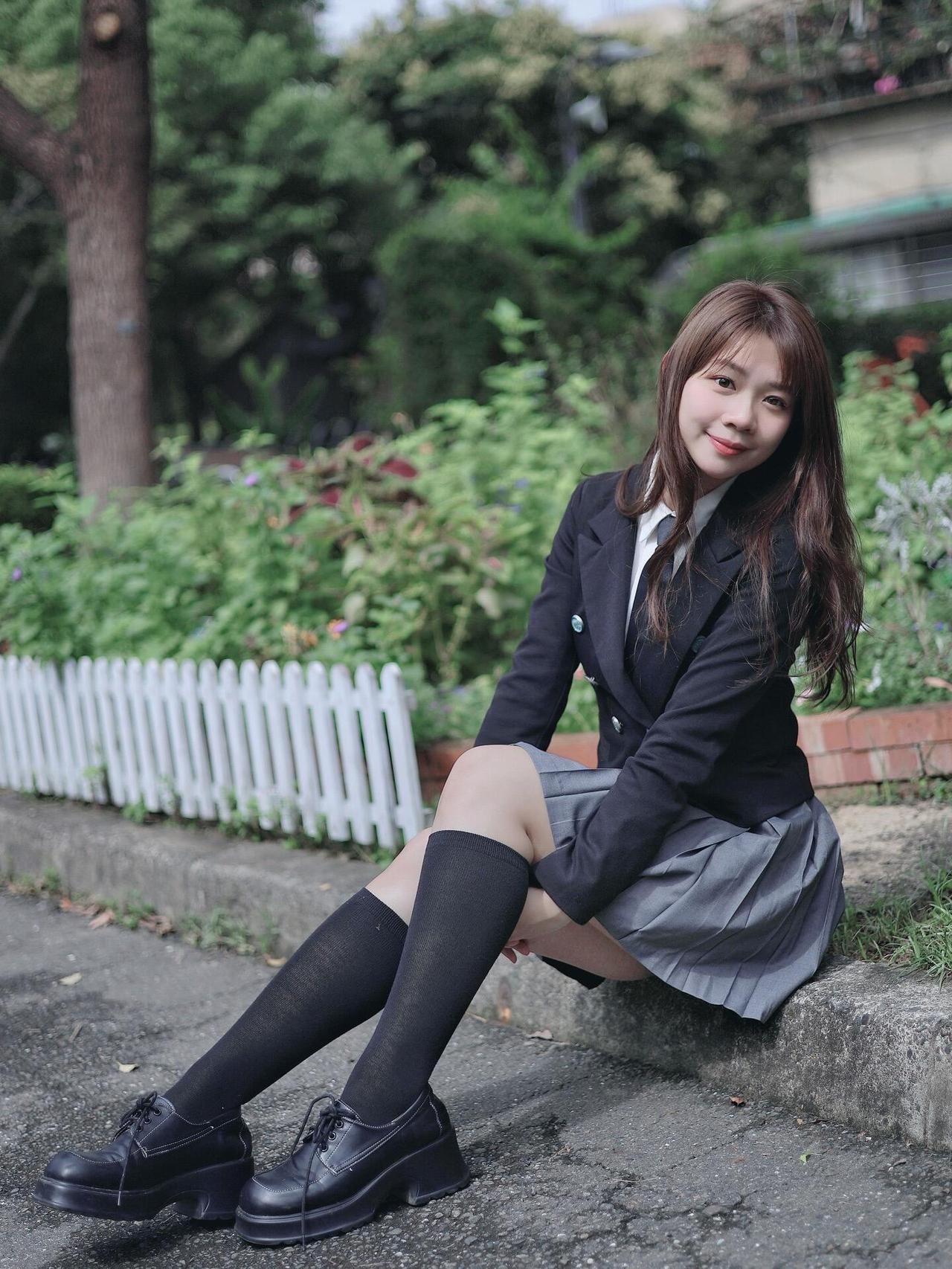 校园少女风，黑裙白衬衫，青春气息满满！💕📚